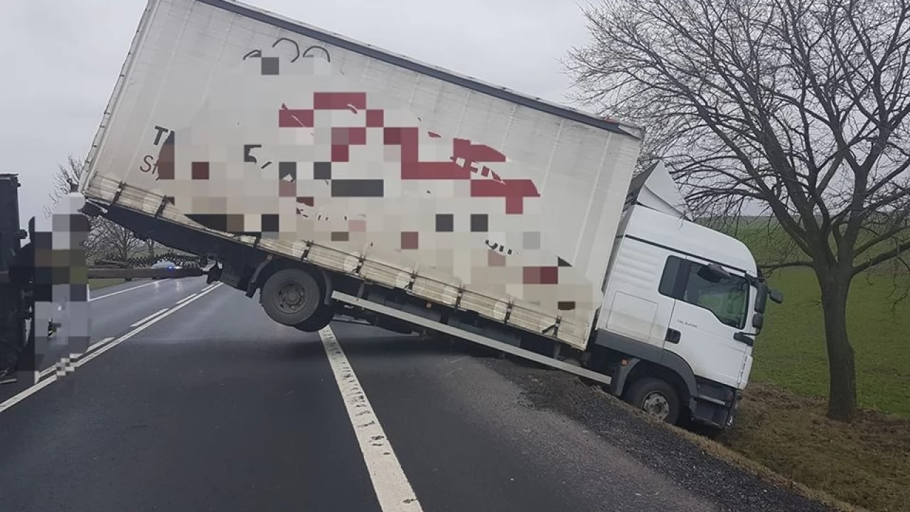 Utrudnienia na dk 91 - przewrócona ciężarówka blokuje ruch