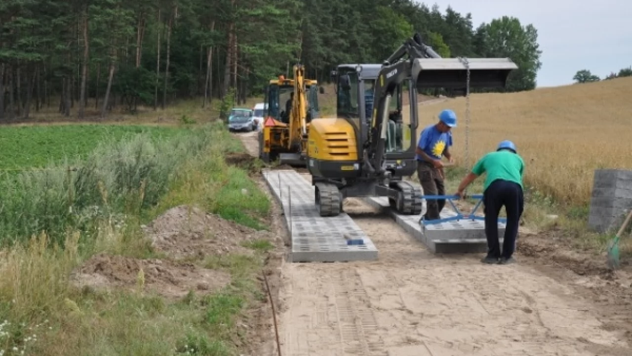 Utwardzają drogę do Małżewa