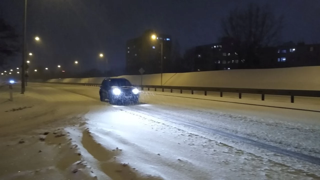 Uwaga kierowcy. Śnieg utrudnia jazdę