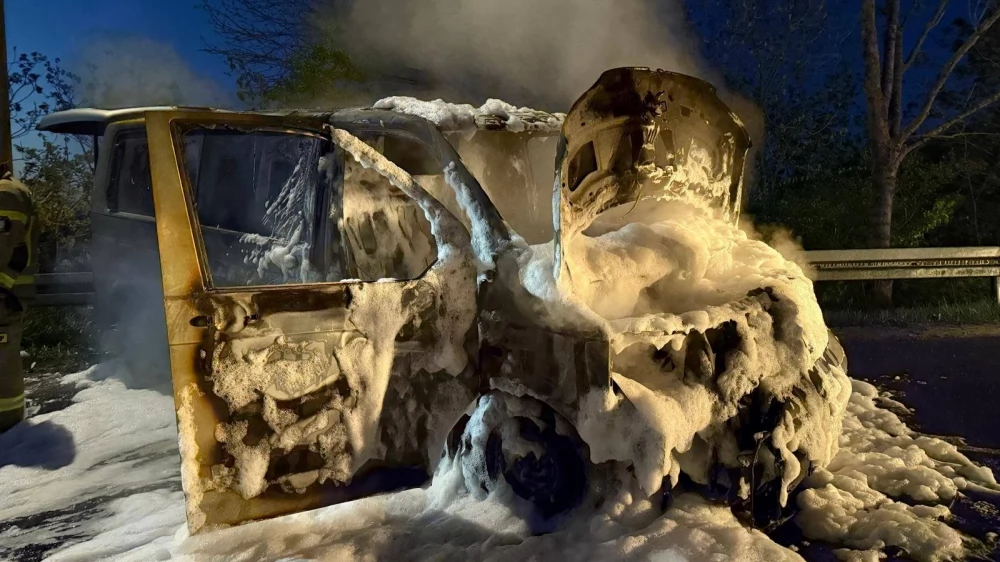 VW spłonął na lokalnej drodze