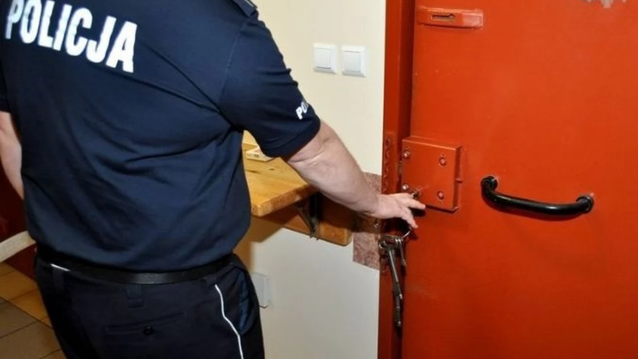 W 14 minut ukradł 6 butelek whisky i 2 sztuki perfum