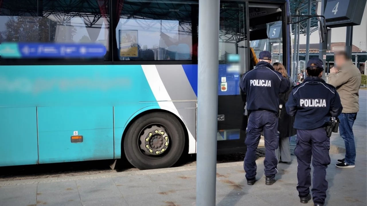 W ciągu tygodnia blisko 400 naruszeń pandemicznych obostrzeń