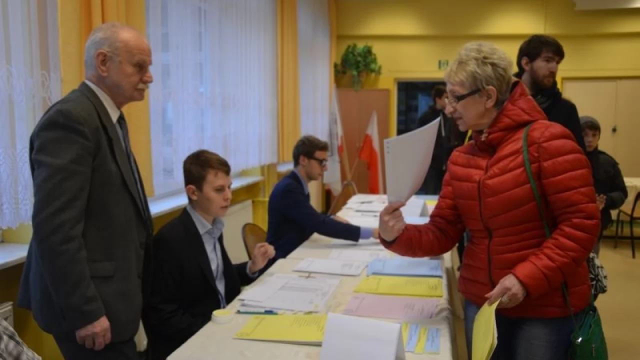 W Gniewie druga tura - Badziong nieznacznie przed Taraszkiewicz-Gurzyńską