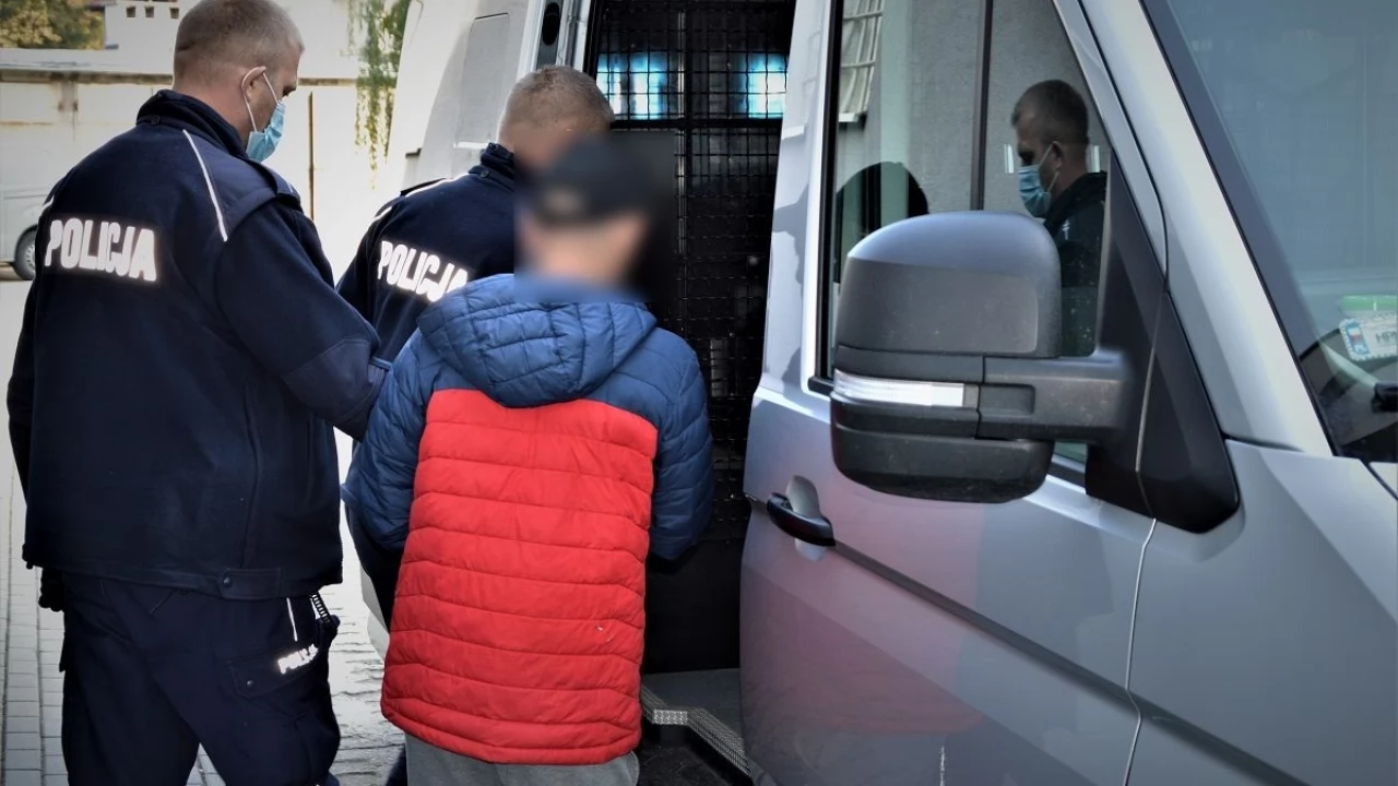 W pośpiechu opuszczali sklep z wypakowanymi po brzegi torbami. Kolejni złodzieje czekolady w rękach policji