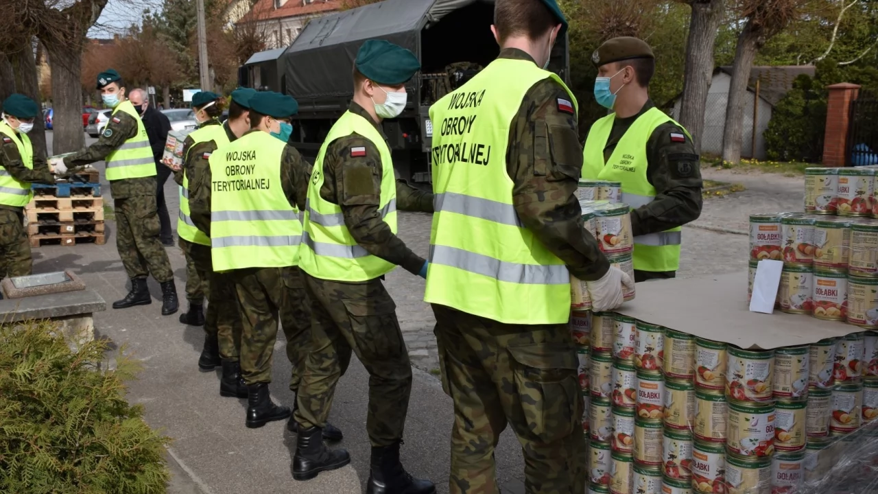 W Ryjewie przekazywano paczki żywnościowe z tczewskiego Banku Żywności