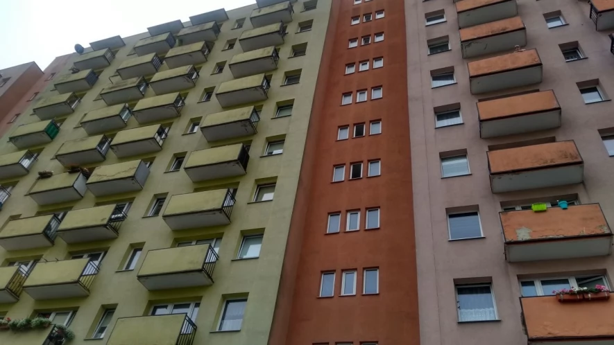 Wąski przejazd dla aut