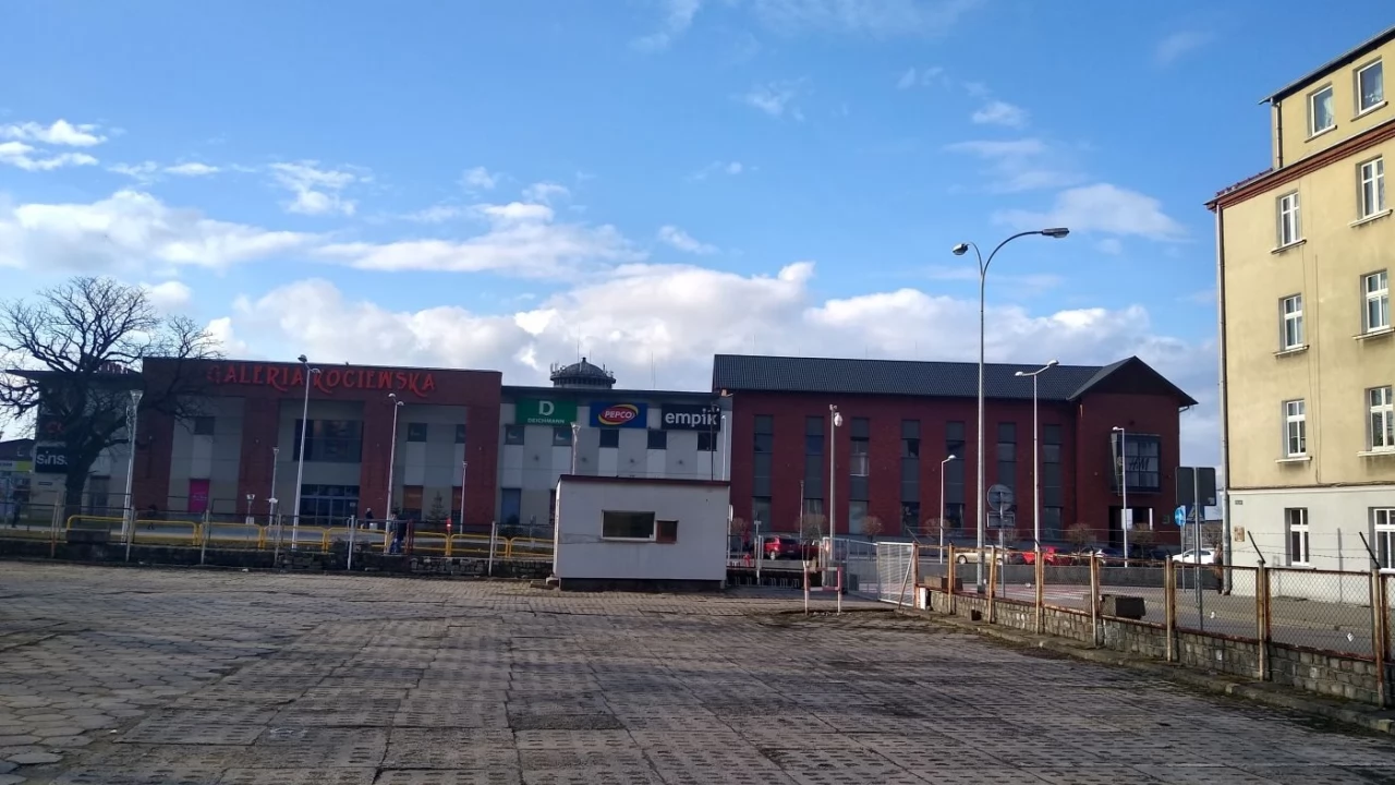 Więcej miejsc parkingowych przy dworcu