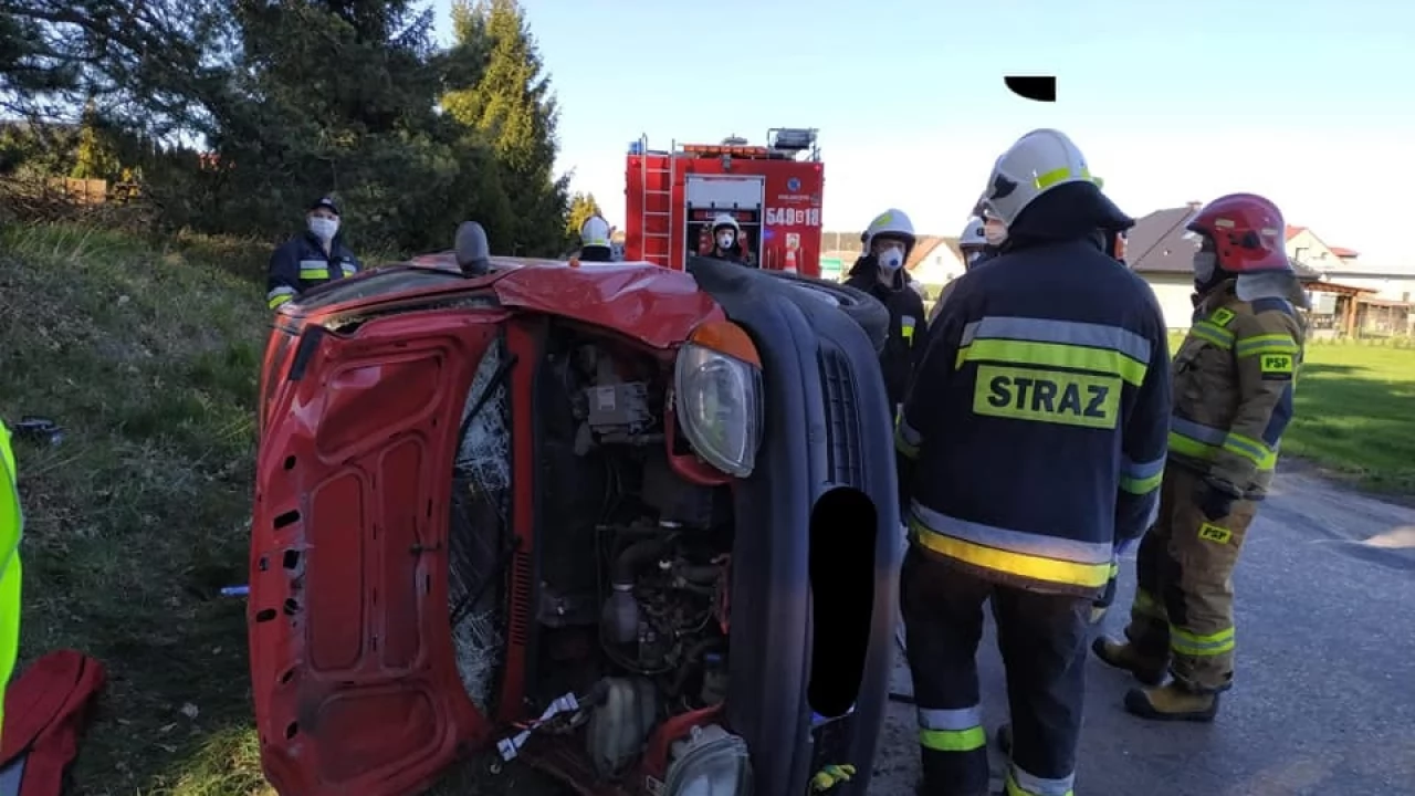 Wielgłowy. Osobówka na boku na poboczu jezdni