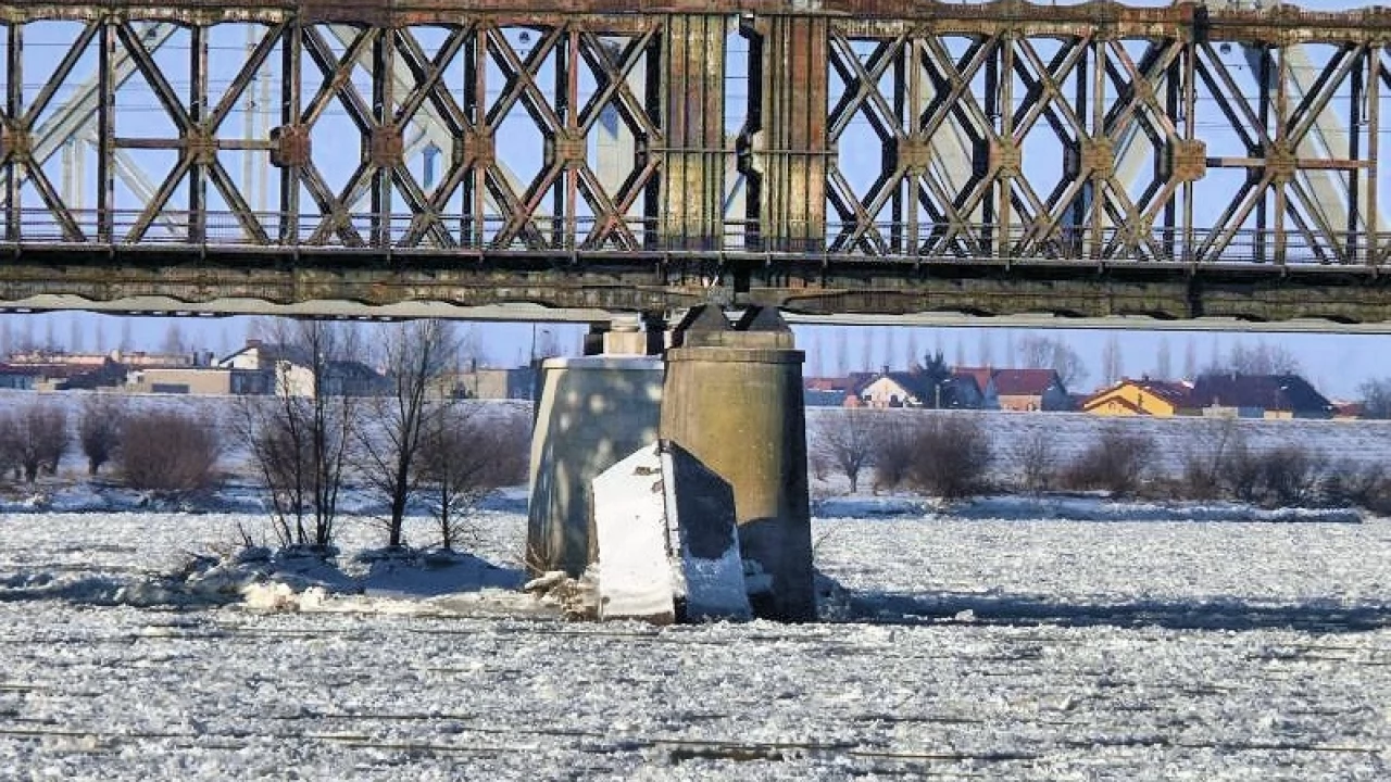 Wisłą spływa kra - lodołamacze w pogotowiu
