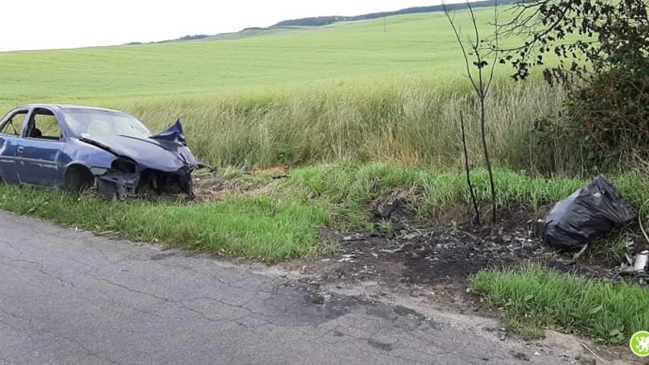Wrak na poboczu. Dlaczego nikt tego nie sprząta?