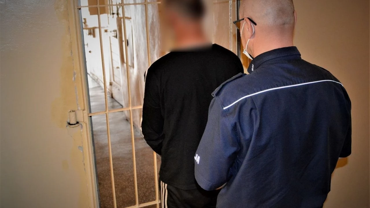 Wskoczył na maskę i uszkodził audi. Miał 2,5 promila
