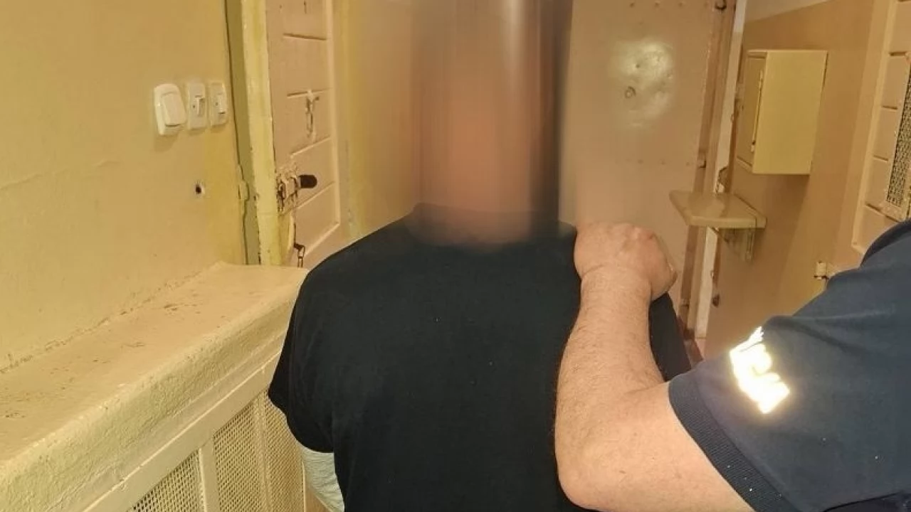 Wszedł przez okno, by zabrać gotówkę i niesprawny telefon