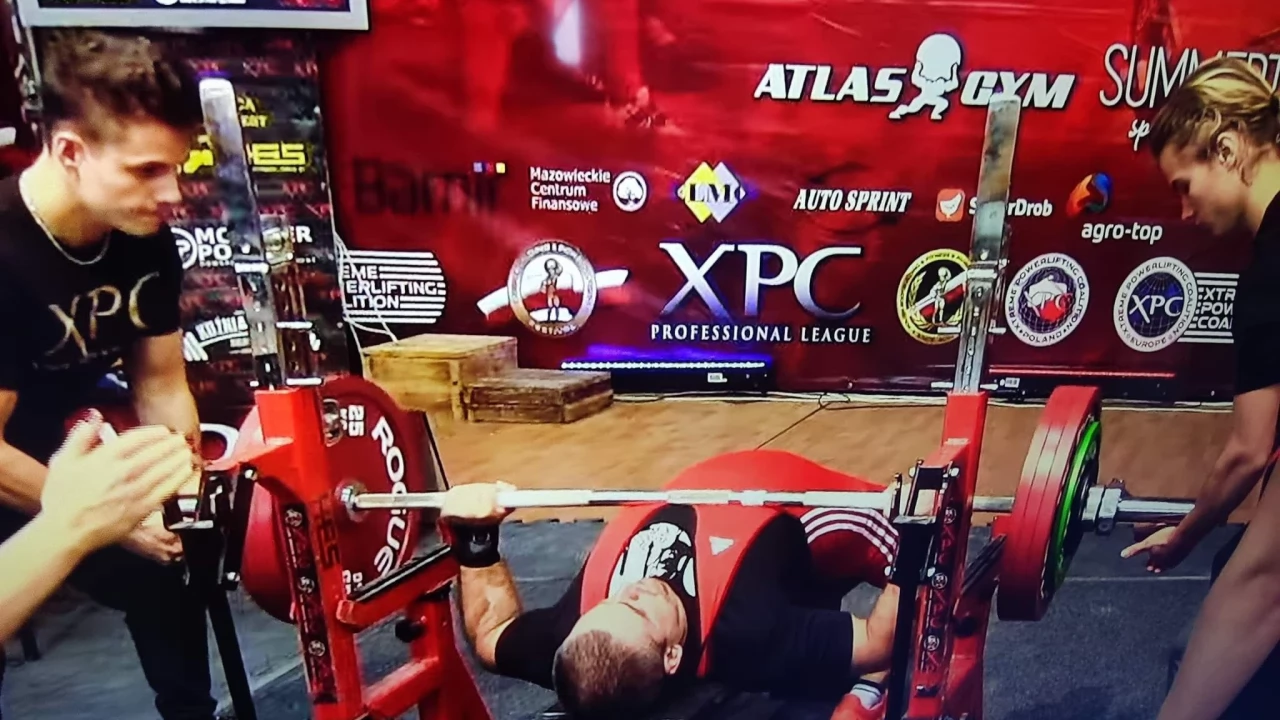 Wycisnął 207,5 kg i zdobył złoto!