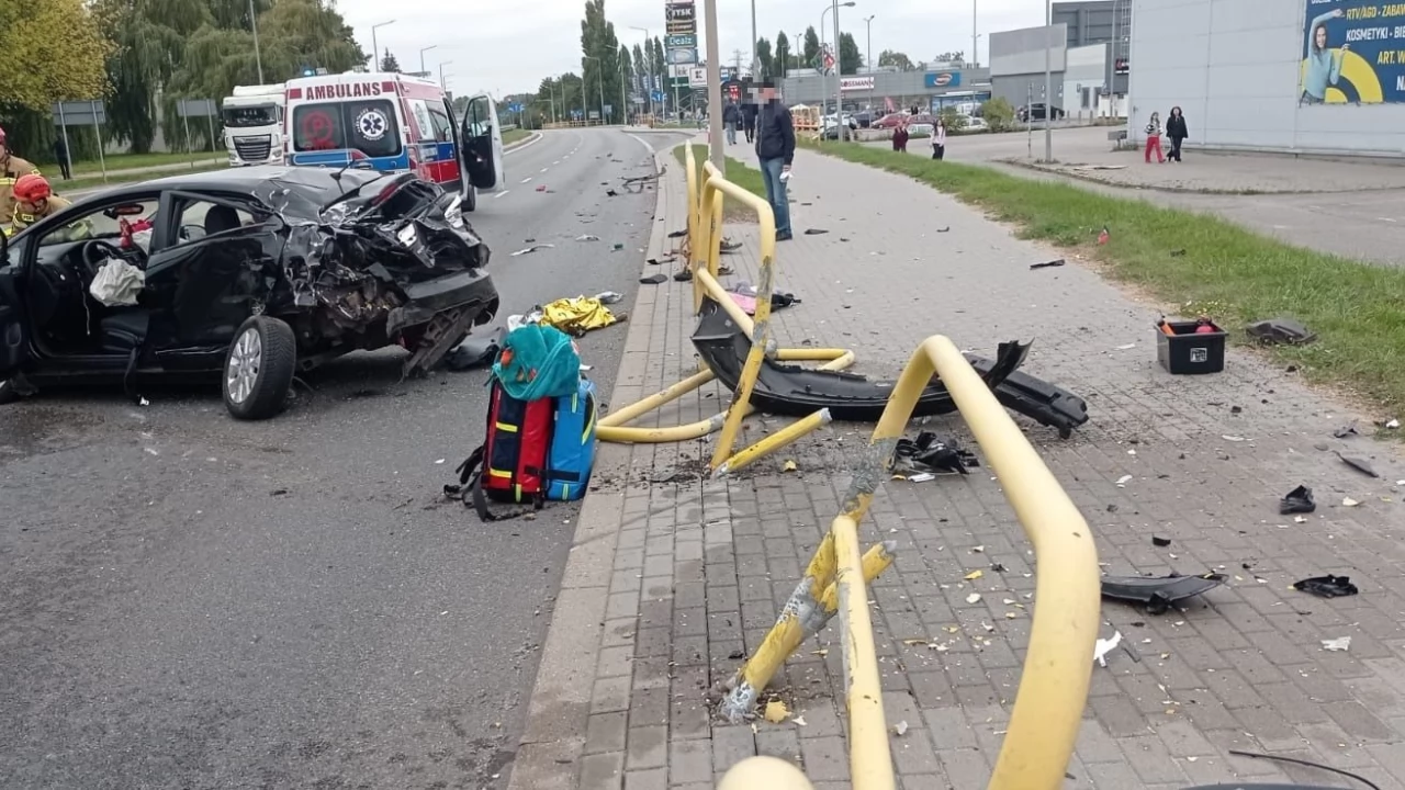 Wypadek na alei Solidarności. Jedna osoba poszkodowana