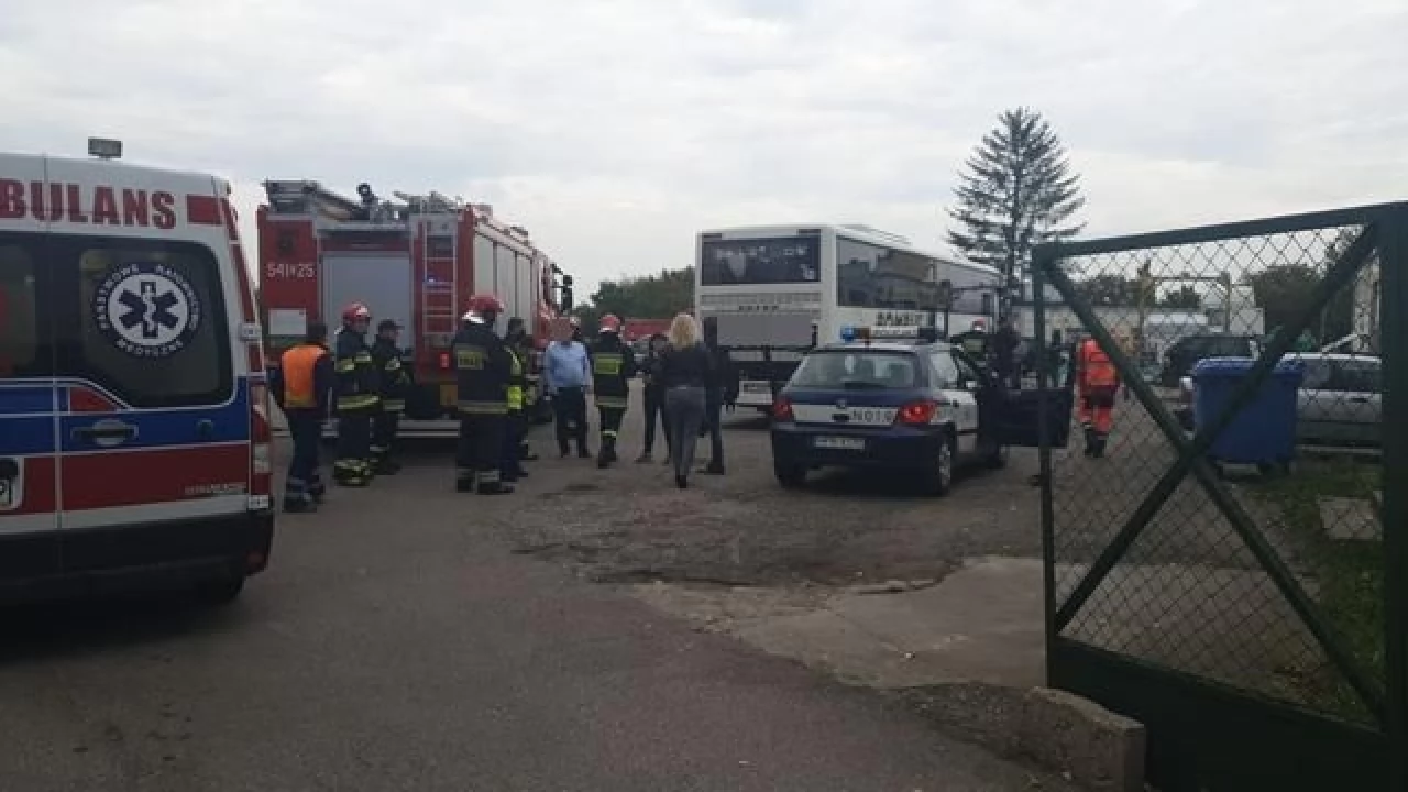 Wypadek osobówki i szkolnego autobusu. Kierująca i niemowlę w szpitalu