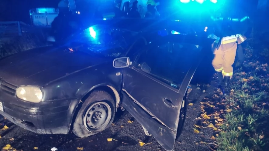 Wypadek w Dąbrówce. Auto wjechało w drzewo