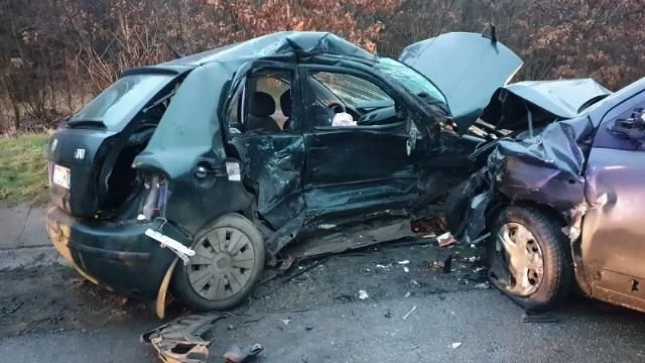 Wypadek w Małej Karczmie. Dwie nieprzytomne osoby zakleszczone w autach