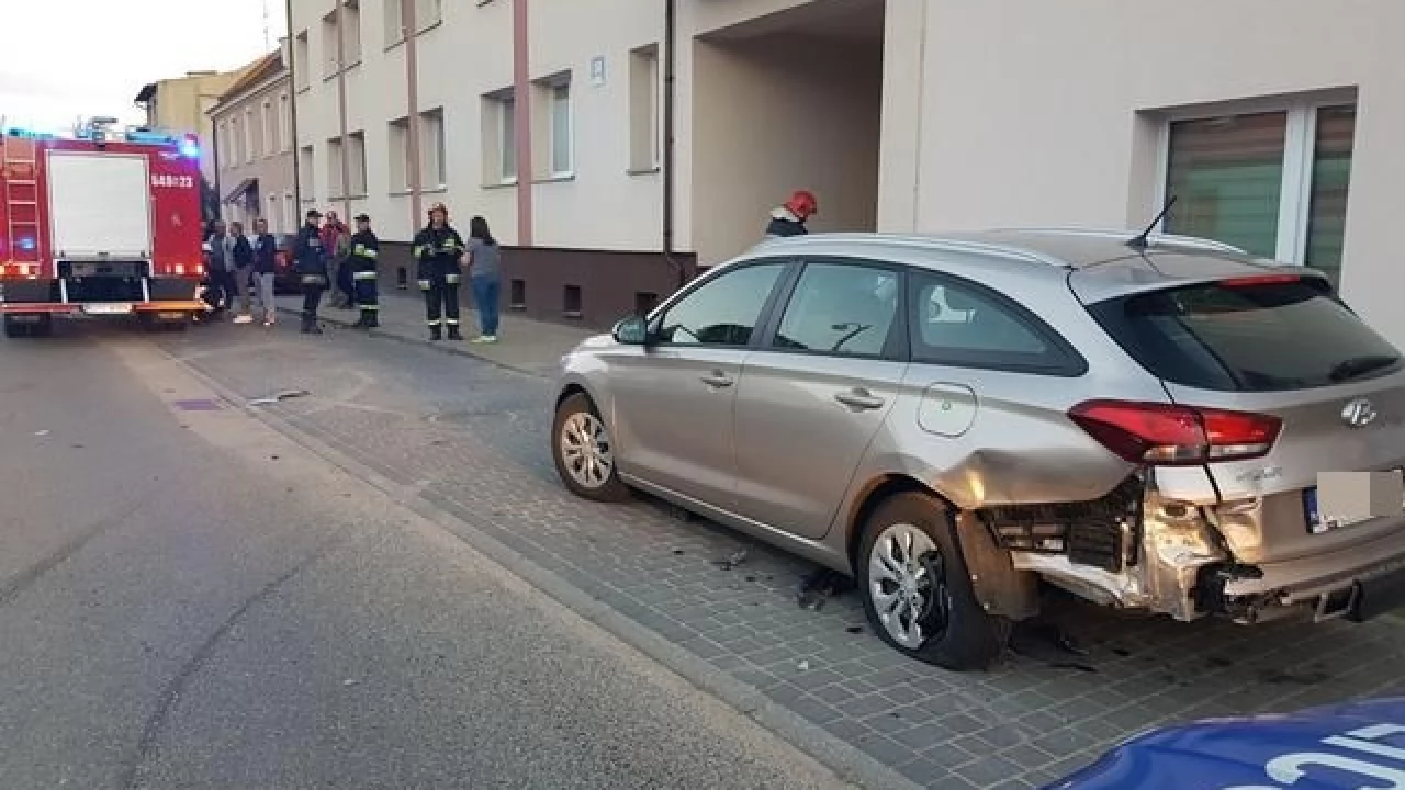Wypadek w Pelplinie. Jedno z aut wbiło się w kamienicę
