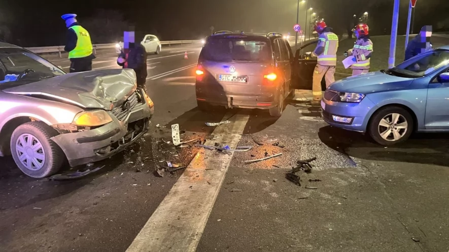 Wypadek z udziałem trzech samochodów na alei Solidarności