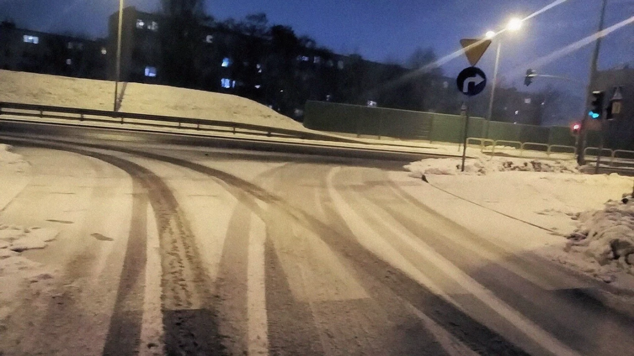 Wyruszasz na długi weekend? W nocy będzie bardzo ślisko