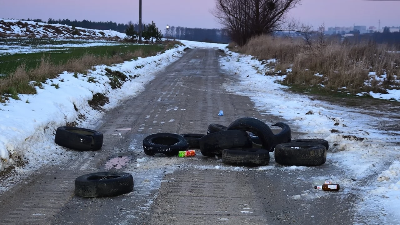 Wyrzucone opony w Rokitkach. "We własnym domu też tak robisz?"
