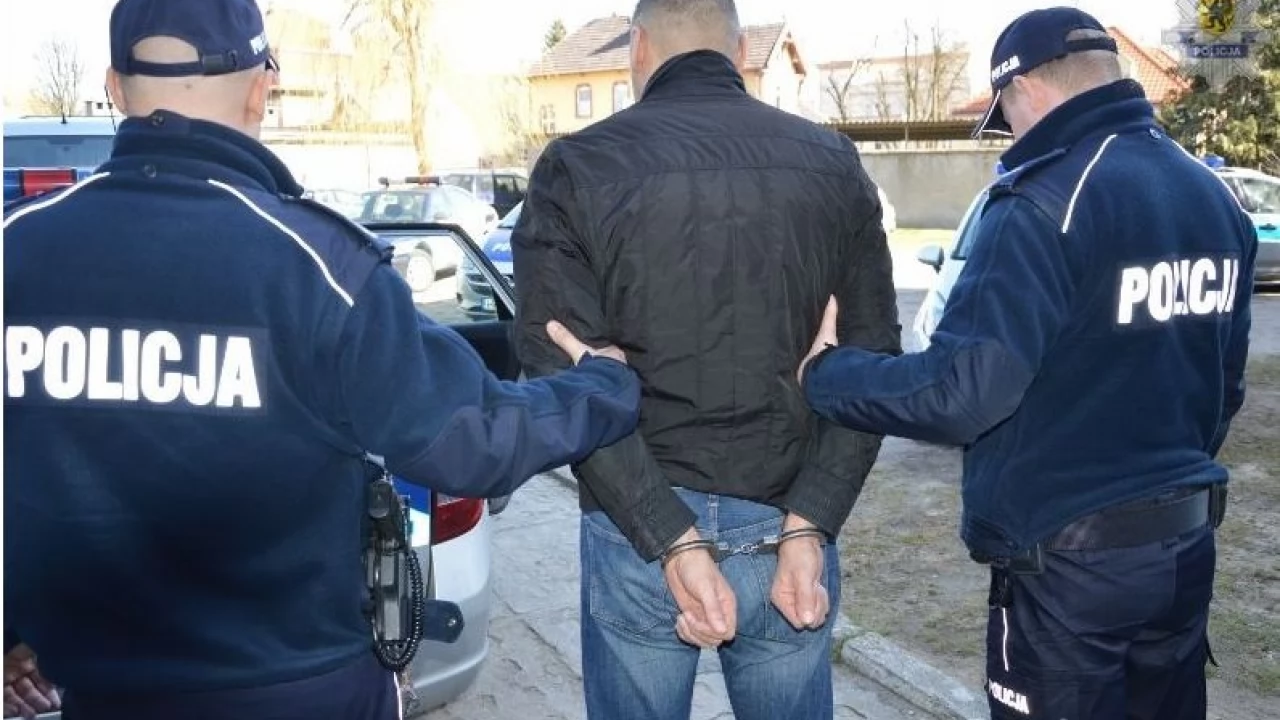 Z bejsbolem i paralizatorem na 16-latków. Próba samosądu na szkolnym boisku