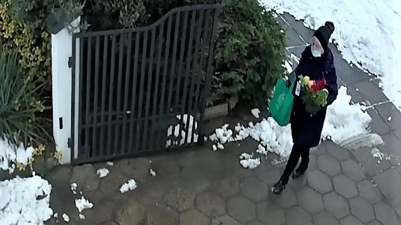 Z grobu zginął znicz i choinka. Policja szuka tej kobiety