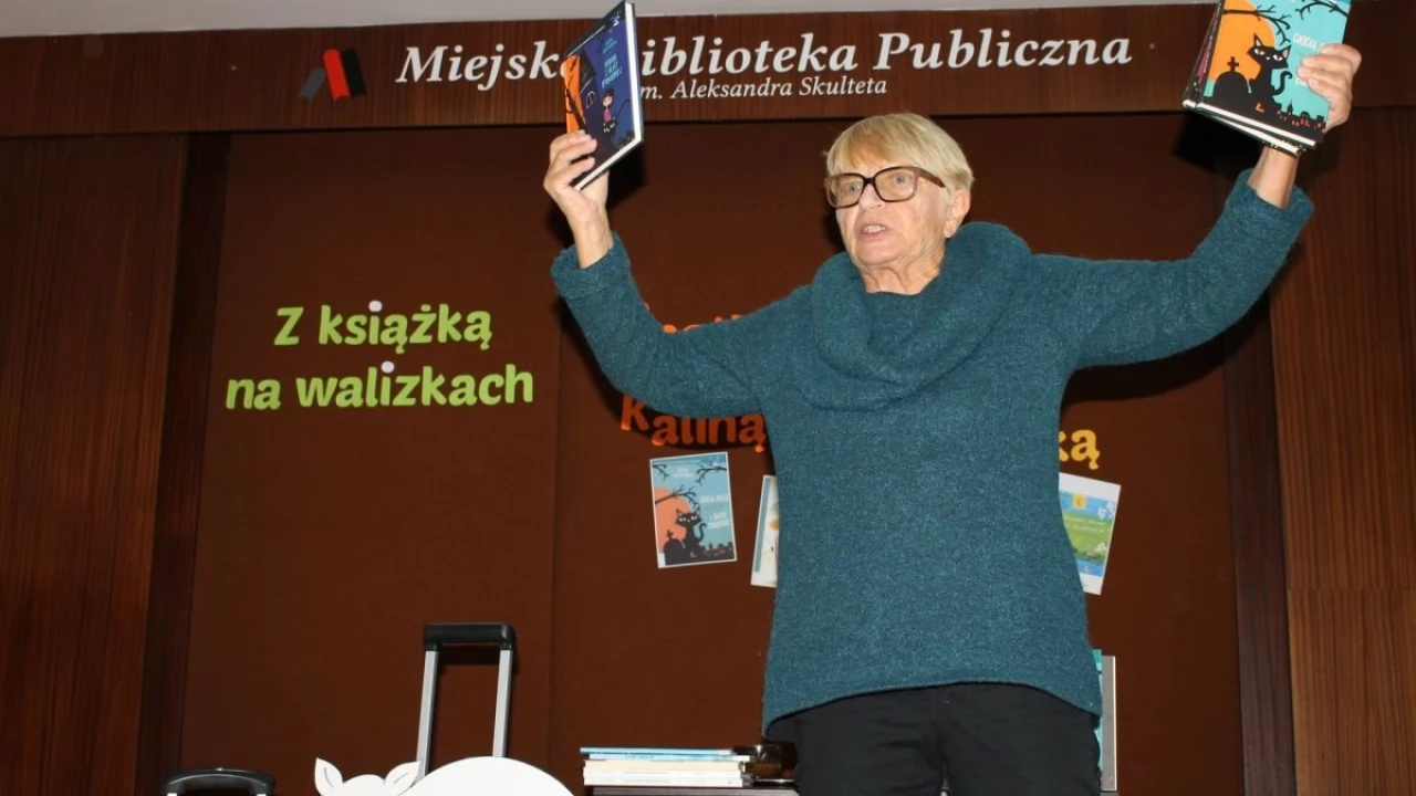 Z książką na walizkach