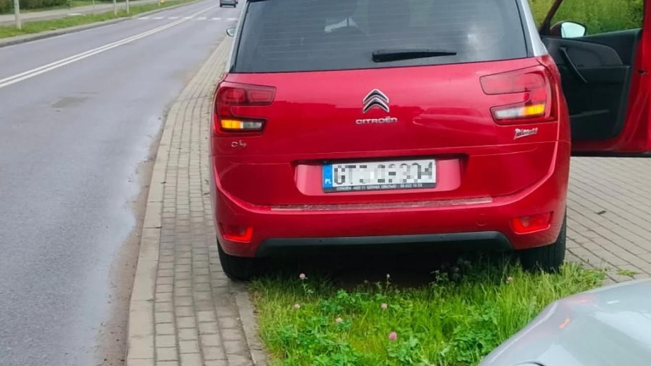 Z osobowego auta... wyrwało się koło