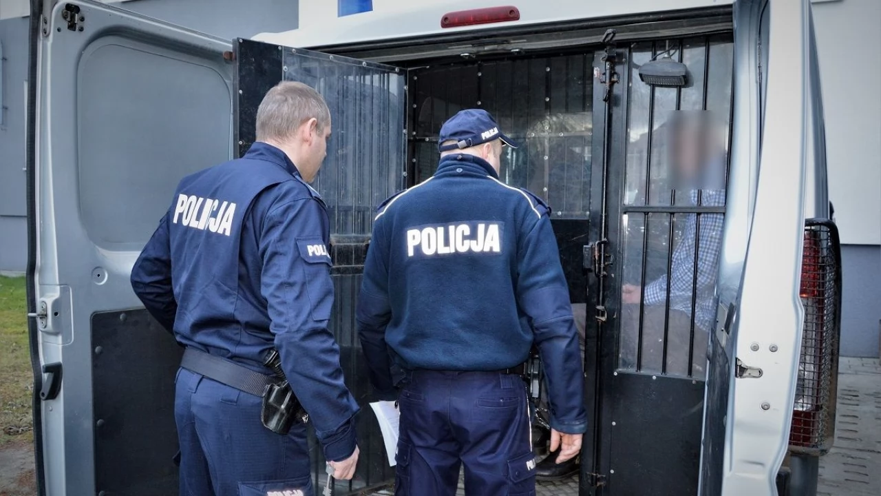 Z pałką zaszarżował na policjantów. Padły strzały