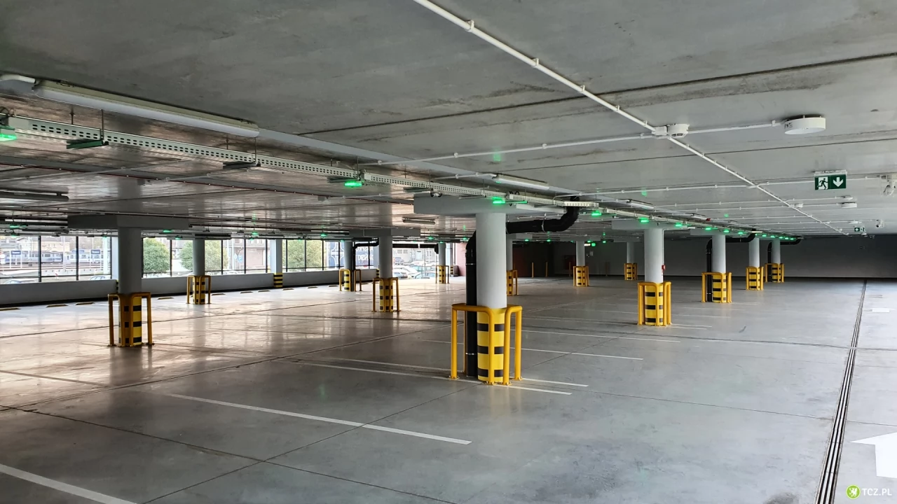 Z parkingu przy dworcu chciał ukraść 34 lampy oświetleniowe
