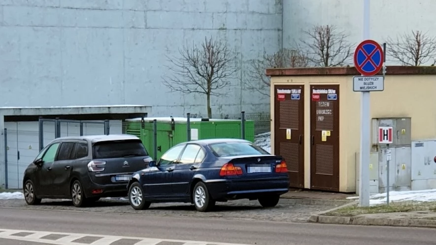 Za daleko na parking