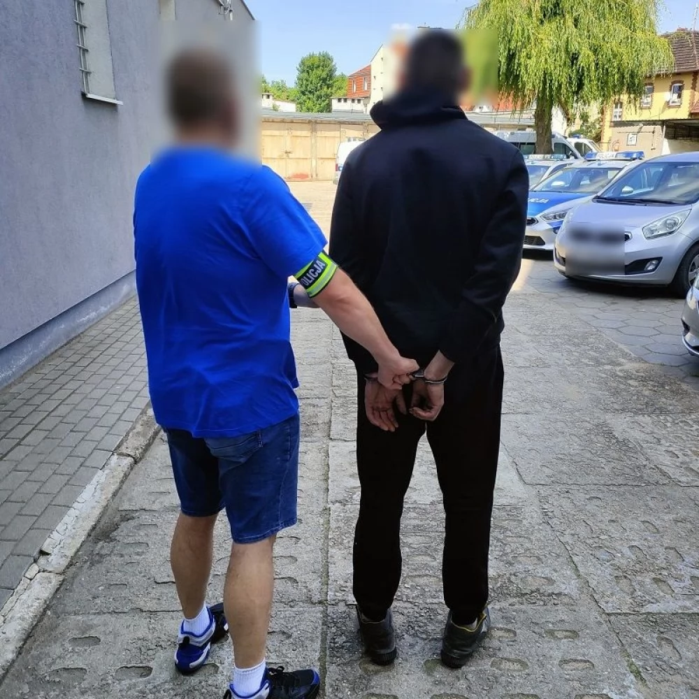 Zaatakował ochroniarza i uciekł ze sklepu. Wpadł w kryjówce kolegi, który... też był poszukiwany