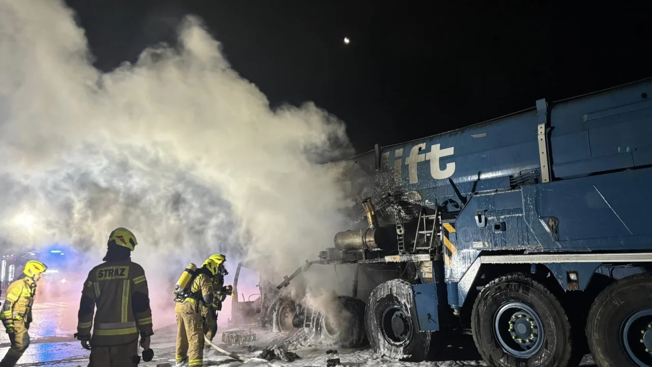 Zablokowana autostrada A1 po nocnym pożarze dźwigu [AKTUALIZACJA]