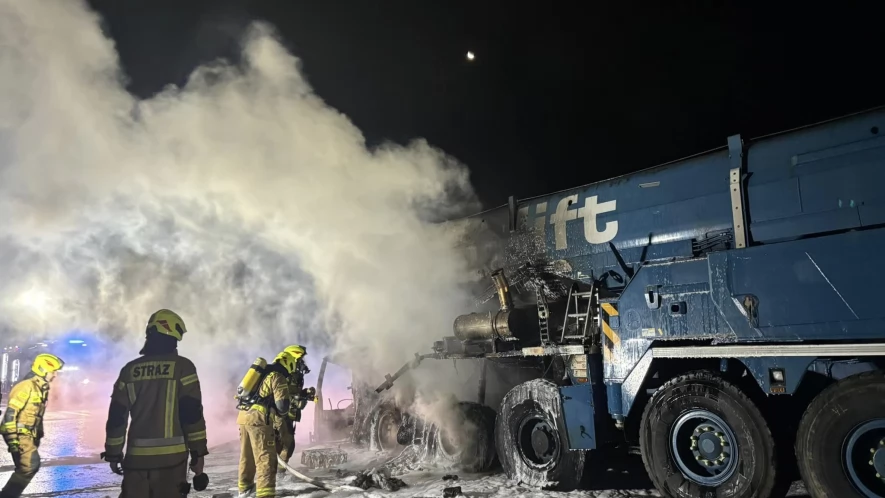 Zablokowana autostrada A1 po nocnym pożarze dźwigu [AKTUALIZACJA]