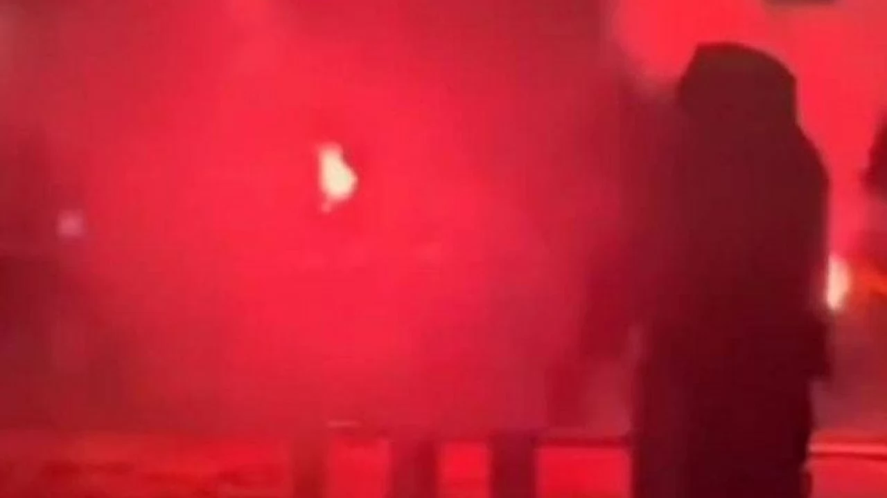 Zadyma w Pelplinie. Palili race i szaliki przed szkołą