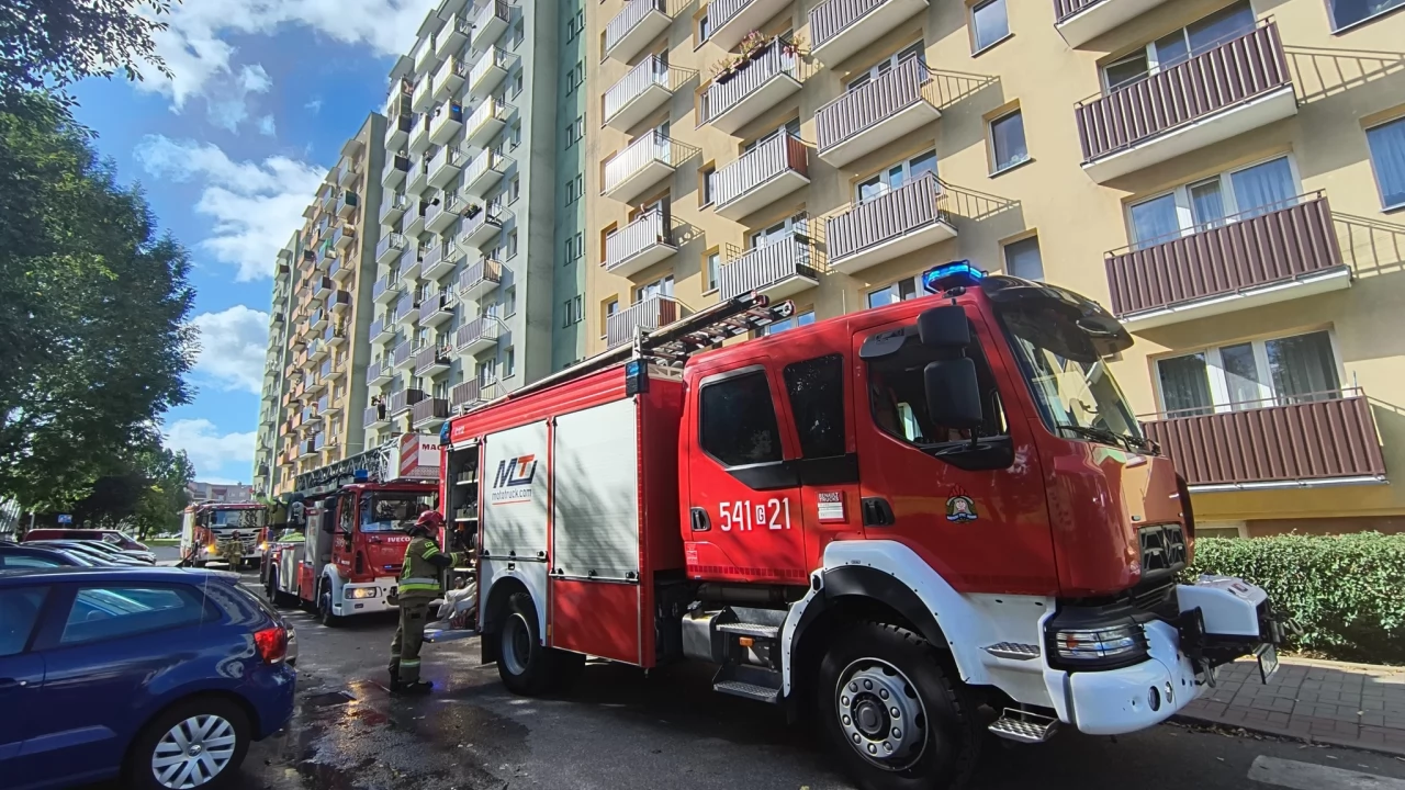 Zadymienie w wieżowcu. Strażacy wyważyli drzwi i zapobiegli pożarowi