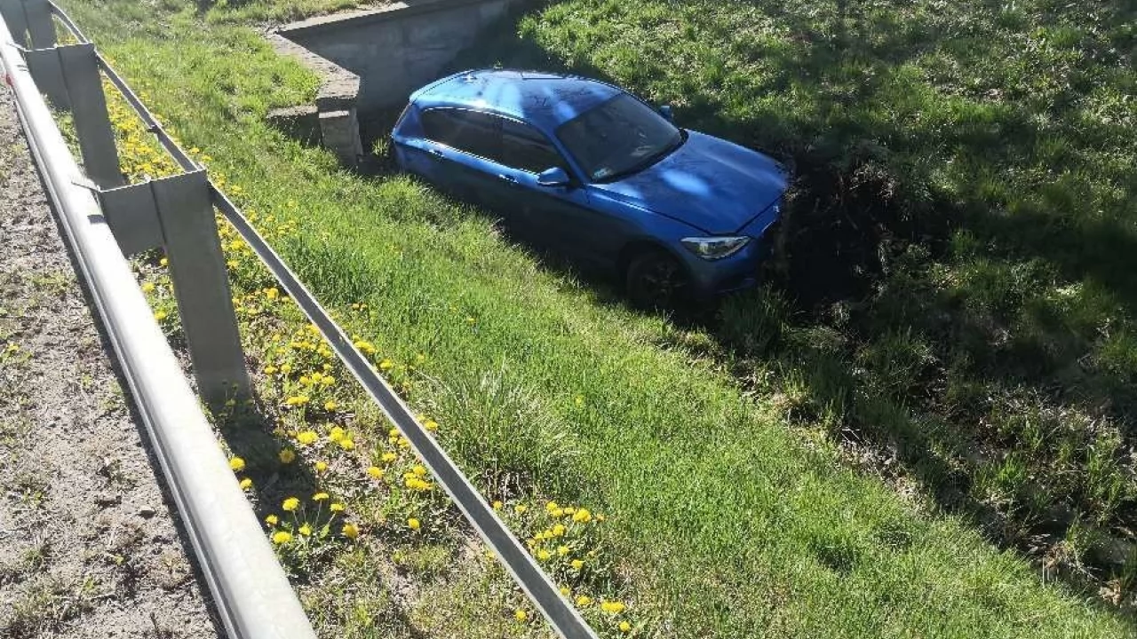 Zajączkowo. Zderzenie dwóch aut, jedno wypadło z trasy