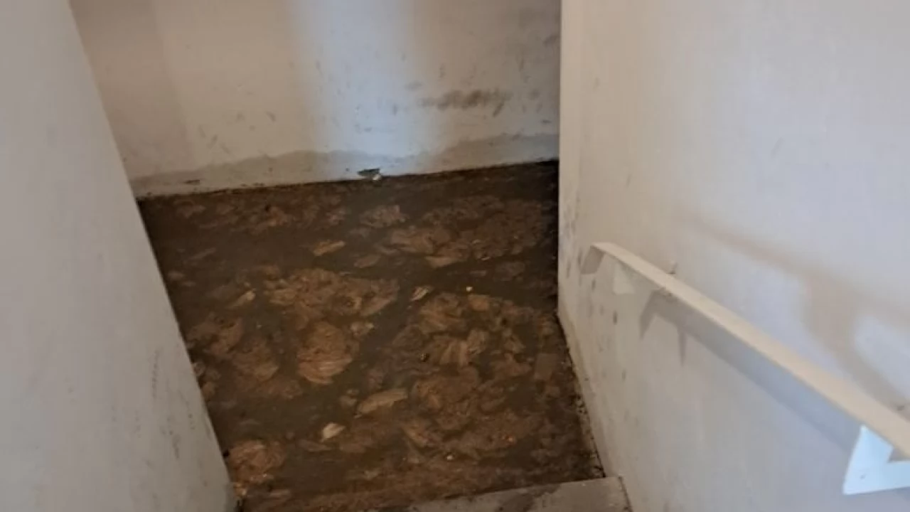 Zalana piwnica na Bajkowym. ZWiK wyjaśnia, co jest przyczyną