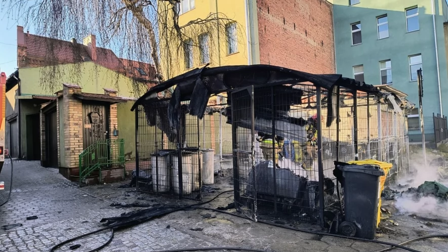 Zamiast gasić, dorzucali śmieci?