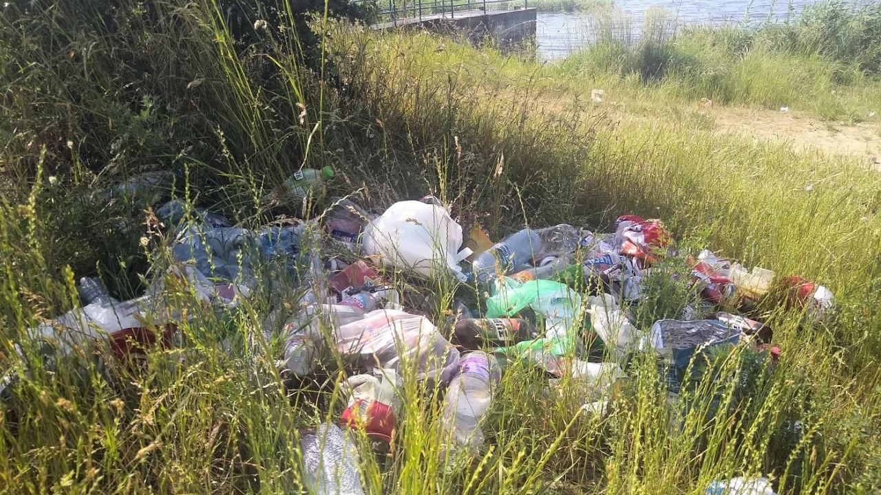 Zamieniają brzeg jeziora w wysypisko!