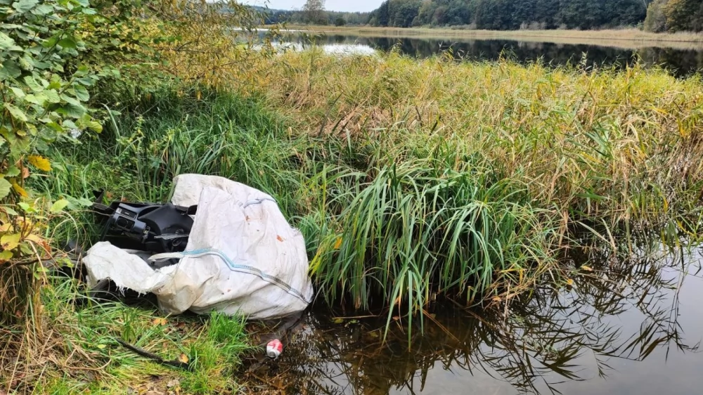 Zamieniają okolice jeziora w wysypisko