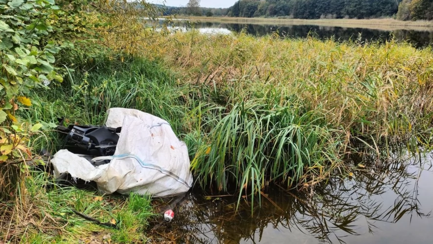 Zamieniają okolice jeziora w wysypisko