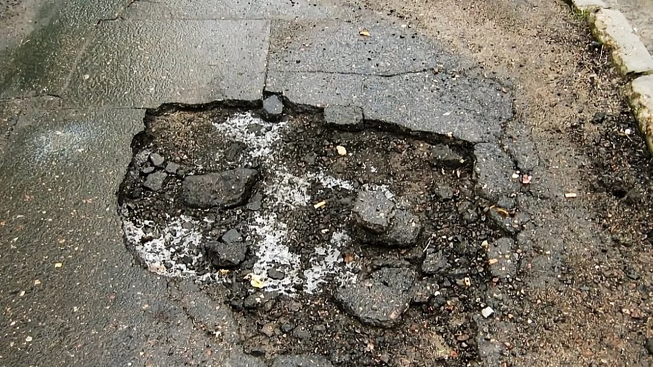 Zapadł się fragment jezdni
