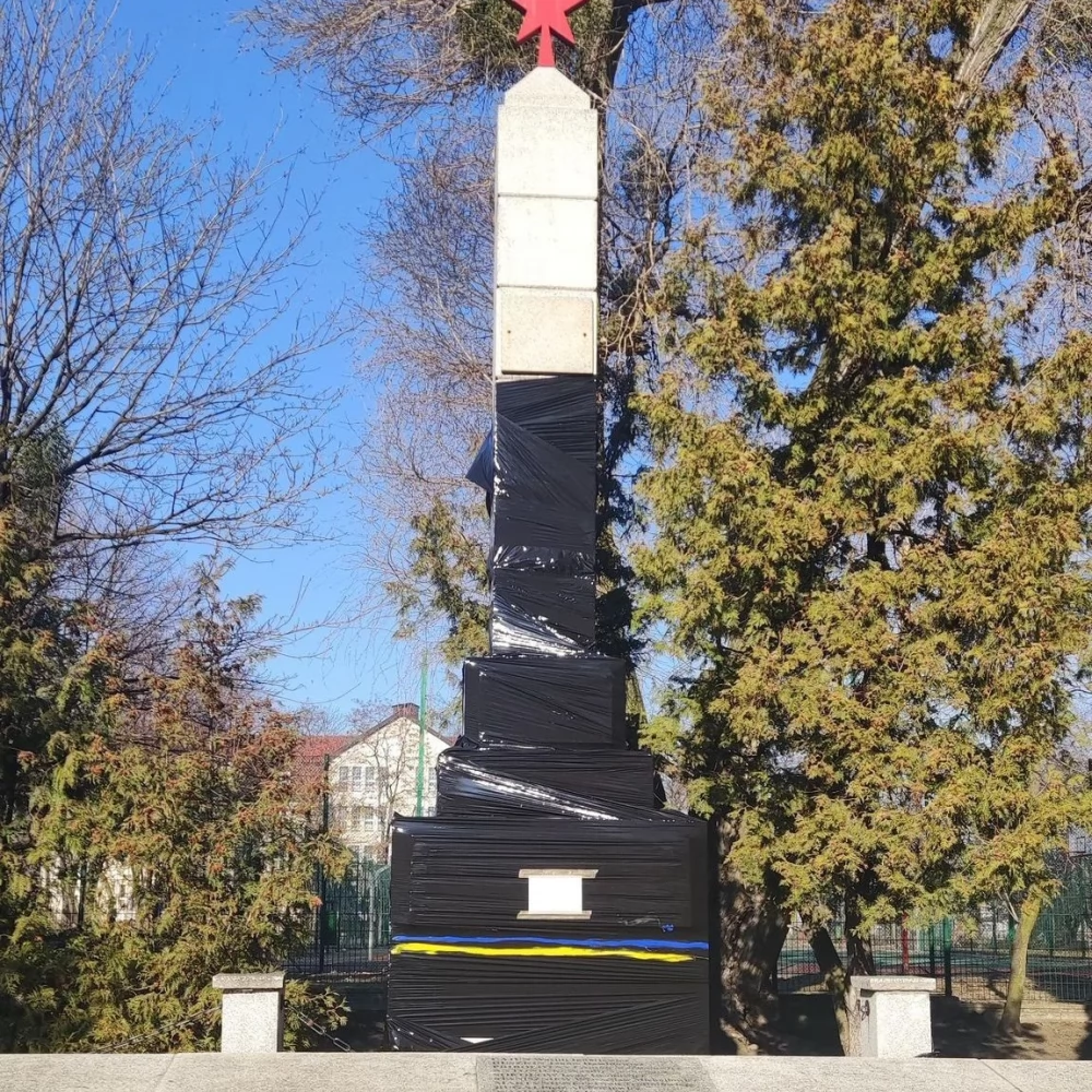 Zapakowali obelisk czerwonoarmistów jak paczkę i chcą wysłać Putinowi