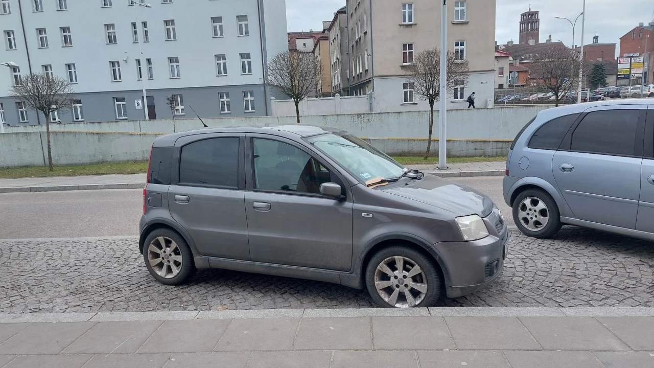 Zaparkował tak umiejętnie, że zblokował ze 4 miejsca