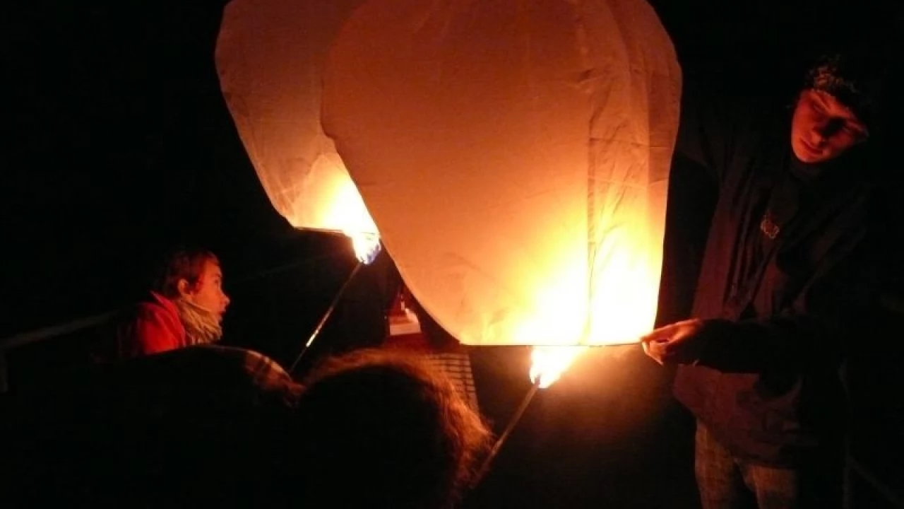 Zawirowania z wieczorem lampionów