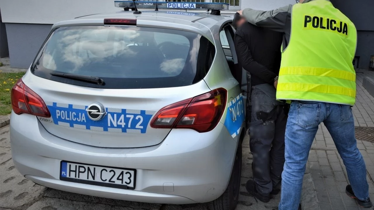 Zbił dwie szyby w aucie i groził pobiciem