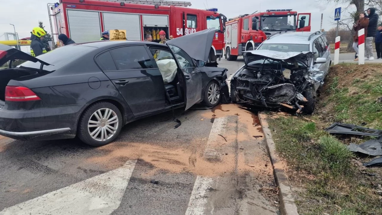Zderzenie dwóch osobówek i ciężarówki. Zablokowana dk 91 w Gniewie