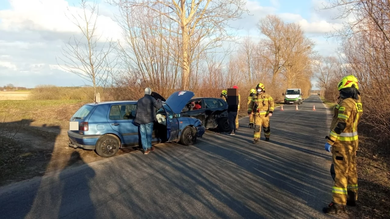 Zderzenie osobówek na lokalnej drodze